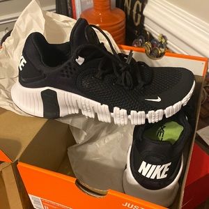 Brand new never worn Nike free metcon 4